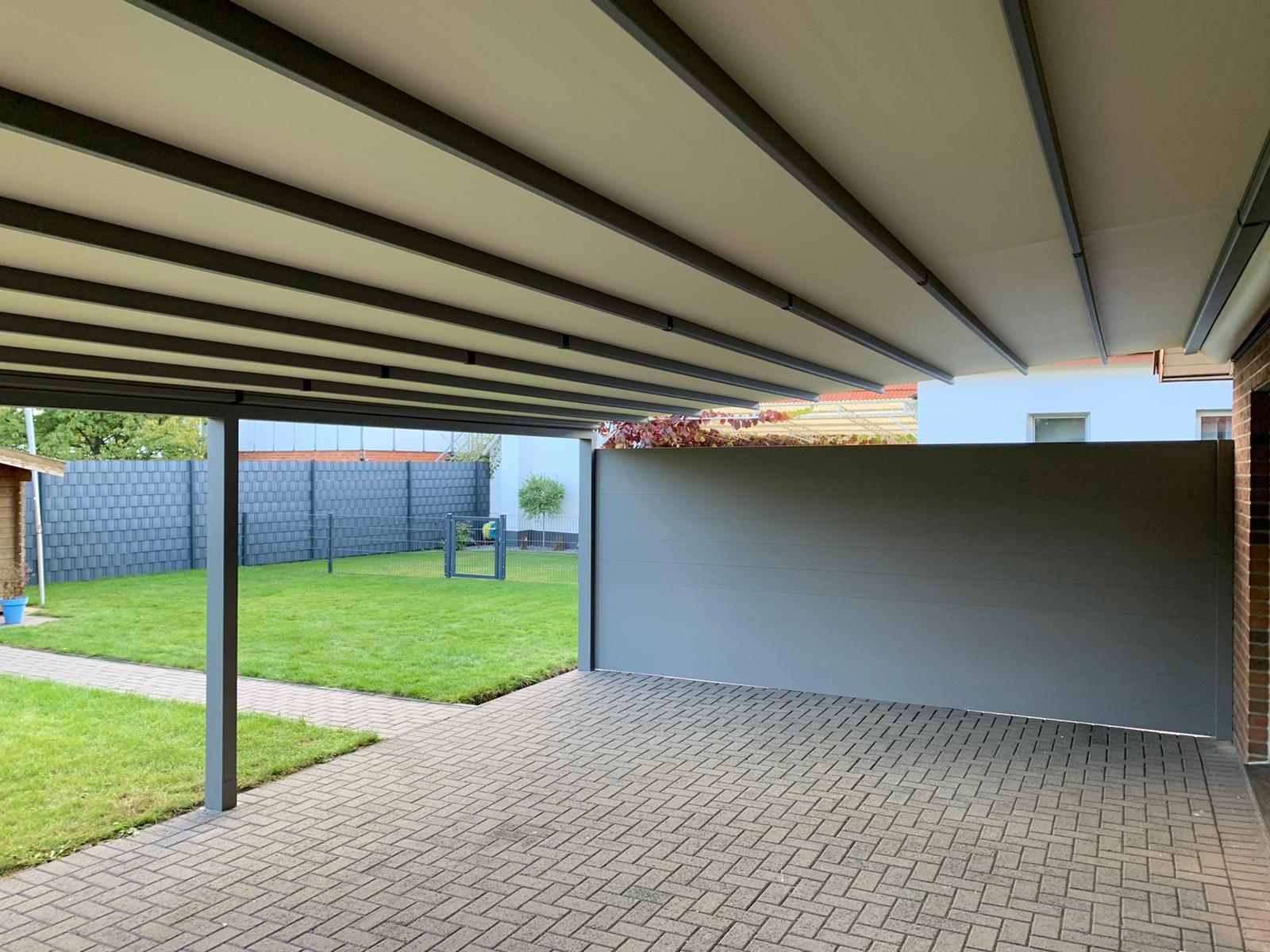 Markise über einer Terrasse